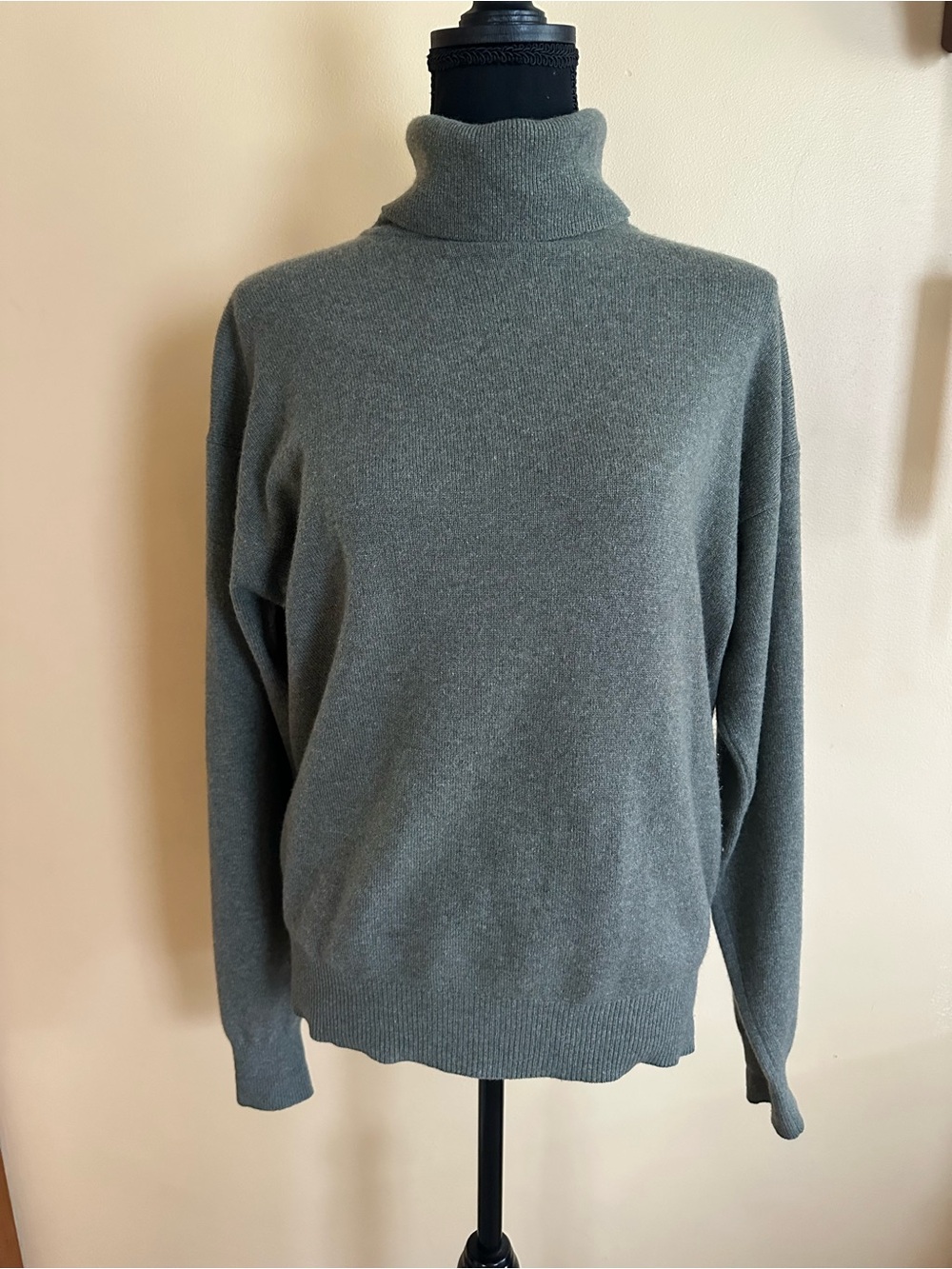 Country Shop Women’s 100% Green Cashmere Turtleneck size Large